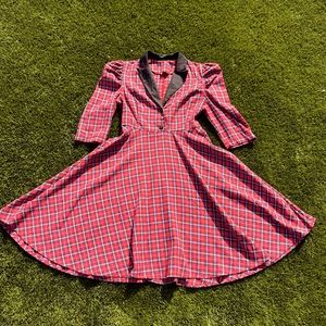 Vintage style plaid dress with A line skirt and pull sleeve shoulder